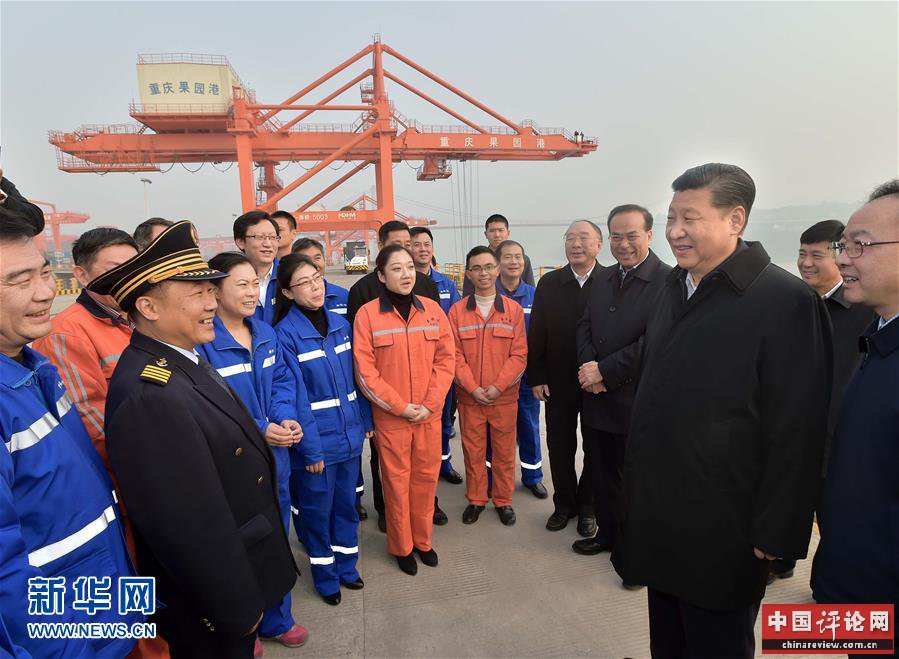 1月4日至6日，中共中央总书记、国家主席、中央军委主席习近平在重庆调研。这是1月4日下午，习近平在重庆两江新区果园港与现场作业人员亲切交谈。新华社记者 李涛 摄 