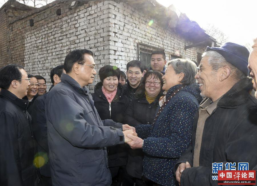 1月4日至5日，中共中央政治局常委、国务院总理李克强在山西省太原市考察。这是1月4日，李克强在杏花岭小北关棚户区与居民交谈。 新华社记者 谢环驰 摄 
