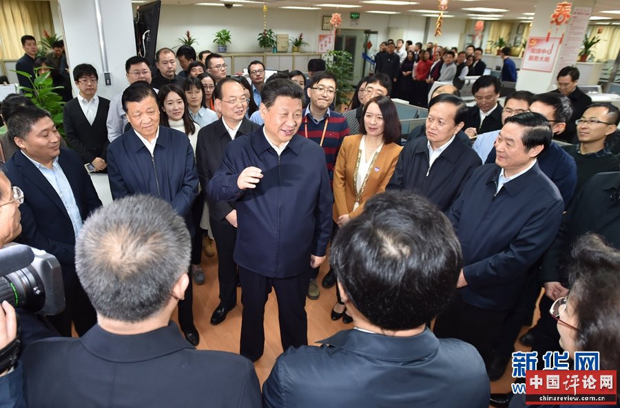 2月19日，中共中央总书记、国家主席、中央军委主席习近平在北京主持召开党的新闻舆论工作座谈会，并到中央新闻单位调研。这是习近平在人民日报社总编室同编辑们亲切交流。新华社记者 李涛 摄