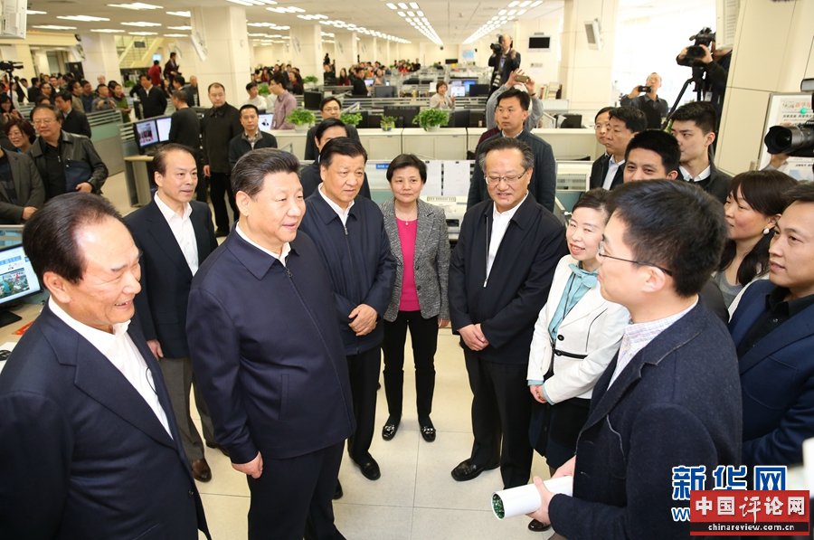 2月19日，中共中央总书记、国家主席、中央军委主席习近平在北京主持召开党的新闻舆论工作座谈会，并到中央新闻单位调研。这是习近平在新华社国内部同刚从河北正定县“走基层”回来的记者交谈。新华社记者 黄敬文 摄