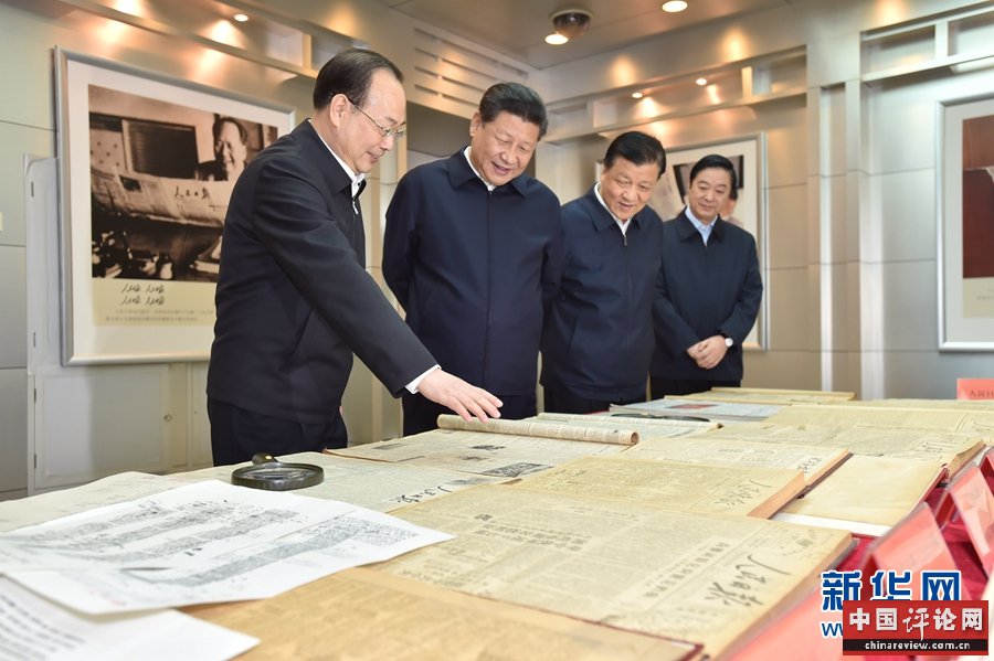 2月19日，中共中央总书记、国家主席、中央军委主席习近平在北京主持召开党的新闻舆论工作座谈会，并到中央新闻单位调研。这是习近平在人民日报社了解人民日报发展历程。新华社记者 李涛 摄