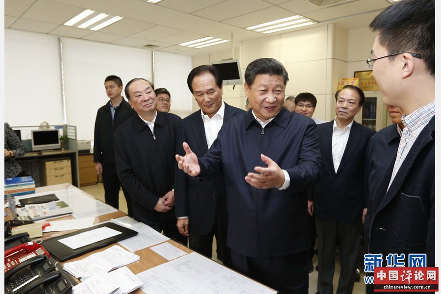 2月19日，中共中央总书记、国家主席、中央军委主席习近平在北京主持召开党的新闻舆论工作座谈会，并到中央新闻单位调研。这是习近平在新华社国内部同刚从河北正定县“走基层”回来的记者交谈。新华社记者 鞠鹏 摄