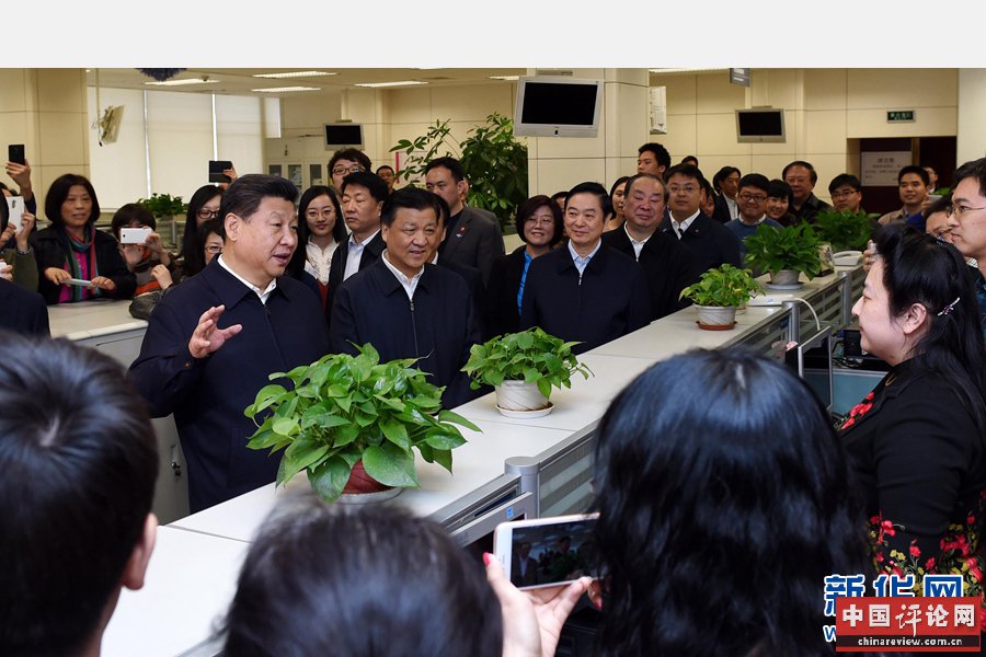 2月19日，中共中央总书记、国家主席、中央军委主席习近平在北京主持召开党的新闻舆论工作座谈会，并到中央新闻单位调研。这是习近平在新华社同一线编辑记者交流。新华社记者 饶爱民 摄