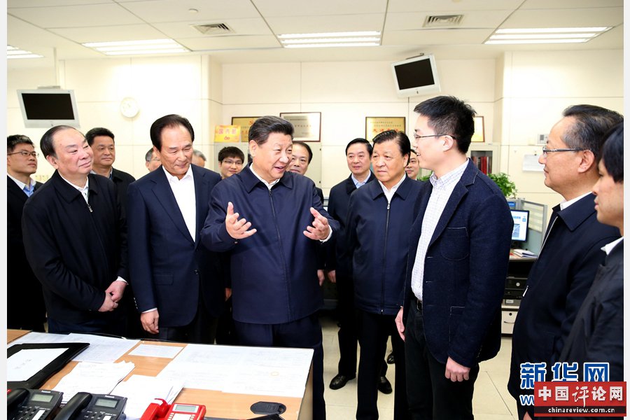 2月19日，中共中央总书记、国家主席、中央军委主席习近平在北京主持召开党的新闻舆论工作座谈会，并到中央新闻单位调研。这是习近平在新华社国内部同刚从河北正定县“走基层”回来的记者交谈。新华社记者 黄敬文 摄