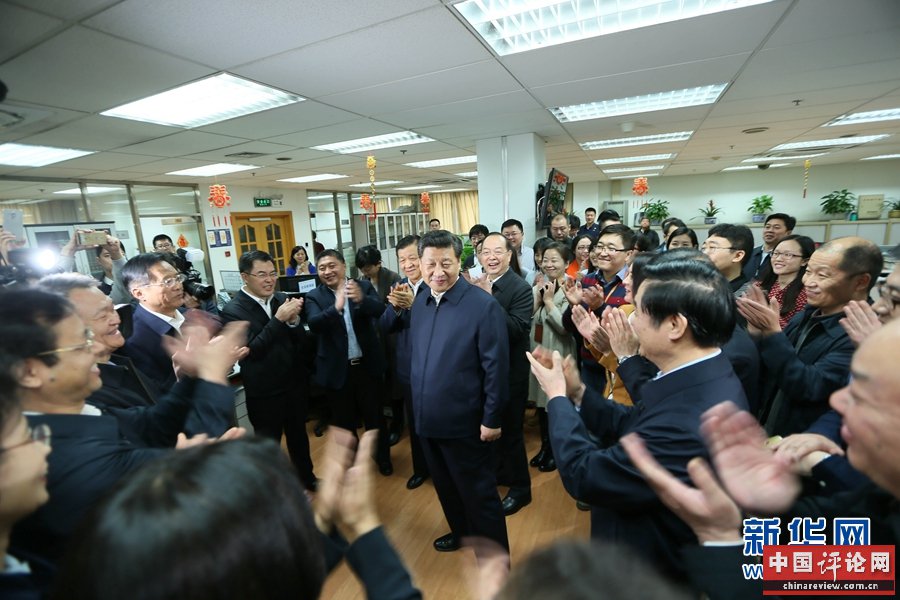2月19日，中共中央总书记、国家主席、中央军委主席习近平在北京主持召开党的新闻舆论工作座谈会，并到中央新闻单位调研。这是习近平在人民日报社总编室同编辑们亲切交流。新华社记者 兰红光 摄