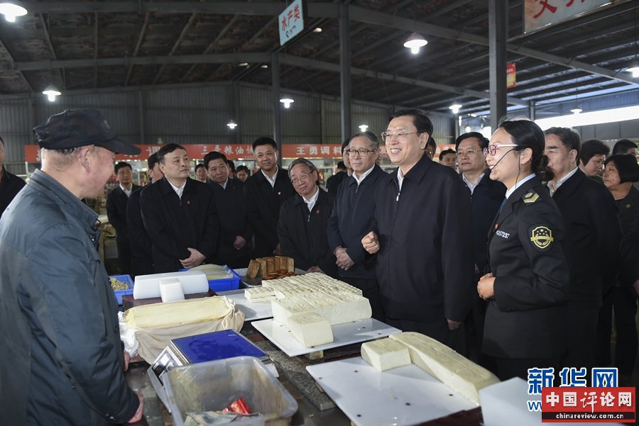 4月17日至20日，中共中央政治局常委、全国人大常委会委员长张德江在湖北省检查食品安全法实施情况。这是4月17日，张德江来到襄阳檀溪湖农贸市场，了解终端食品安全检验监测监督情况。新华社记者 谢环驰 摄