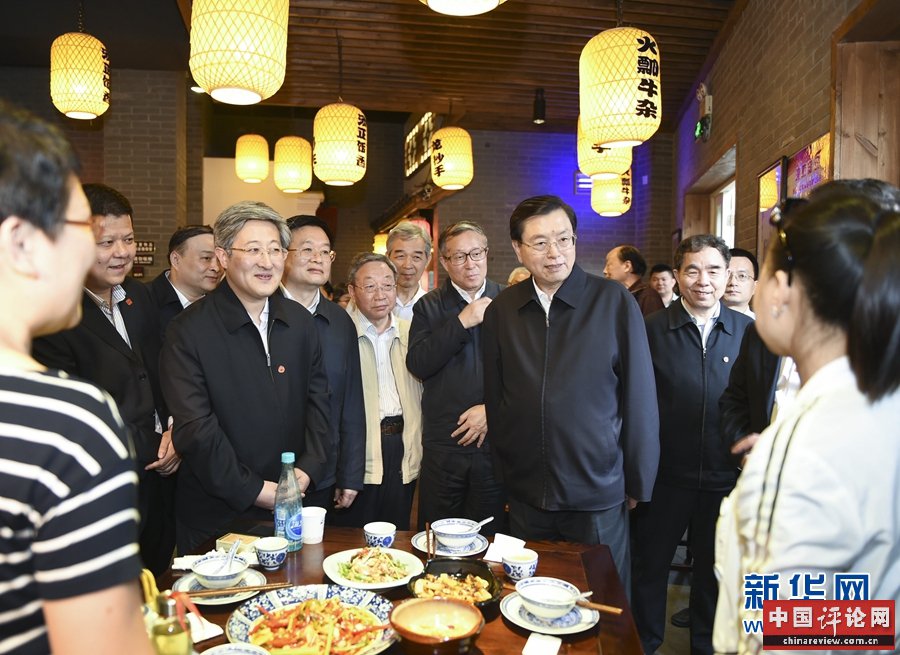 这是4月19日，张德江来到汉口里文化商业街的餐饮企业，了解餐饮企业食品卫生管控情况。新华社记者 谢环驰 摄