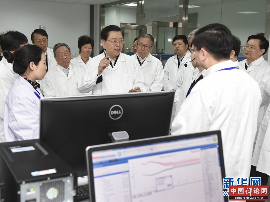 这是4月19日，张德江来到湖北省食品药品监督检验研究院，了解食品添加剂、农药残留、微生物等食品检验情况。新华社记者 谢环驰 摄