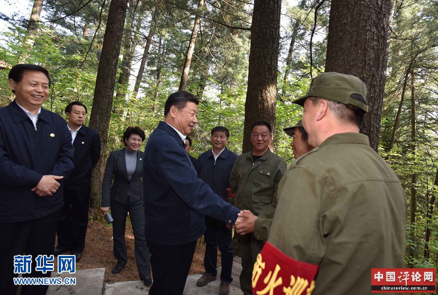 5月23日至25日，中共中央总书记、国家主席、中央军委主席习近平在黑龙江考察调研。这是5月23日下午，习近平在上甘岭林业局溪水国家森林公园视察时，叮嘱林场工作人员一定要把森林资源保护好。 新华社记者 李涛 摄