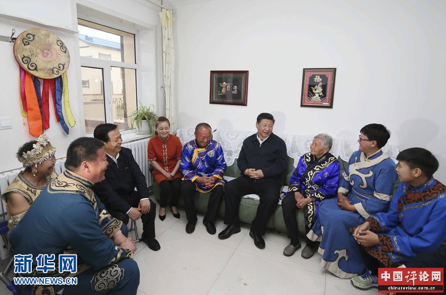  5月23日至25日，中共中央总书记、国家主席、中央军委主席习近平在黑龙江考察调研。这是5月24日下午，习近平在佳木斯市同江市八岔赫哲族乡八岔村村民尤桂兰（右三）家中看望。 新华社记者 兰红光 摄