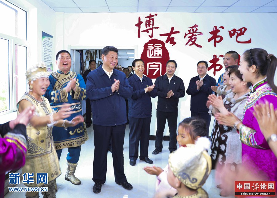  5月23日至25日，中共中央总书记、国家主席、中央军委主席习近平在黑龙江考察调研。这是5月24日下午，习近平在佳木斯市同江市八岔赫哲族乡八岔村观看伊玛堪说唱教学。 新华社记者 兰红光 摄