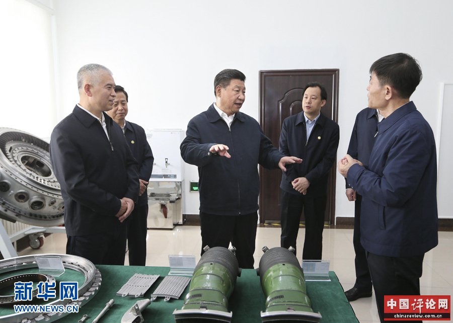 5月23日至25日，中共中央总书记、国家主席、中央军委主席习近平在黑龙江考察调研。这是5月25日上午，习近平在中国船舶重工集团公司第七〇三研究所了解小型燃气轮机研发情况。 新华社记者 兰红光 摄
