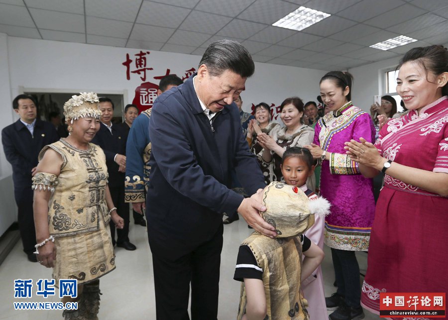  5月23日至25日，中共中央总书记、国家主席、中央军委主席习近平在黑龙江考察调研。这是5月24日下午，习近平在佳木斯市同江市八岔赫哲族乡八岔村同正在进行伊玛堪说唱教学的村民们亲切交流。 新华社记者 兰红光 摄