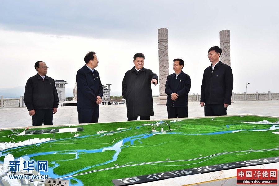 5月23日至25日，中共中央总书记、国家主席、中央军委主席习近平在黑龙江考察调研。这是5月24日上午，习近平在我国东北端中俄边界的黑瞎子岛察看该岛保护利用规划。 新华社记者 李涛 摄