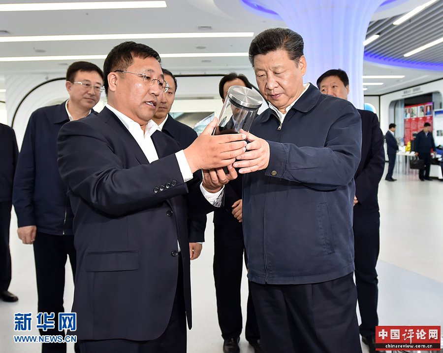 5月23日至25日，中共中央总书记、国家主席、中央军委主席习近平在黑龙江考察调研。这是5月25日上午，习近平在哈尔滨科技创新创业大厦察看石墨烯高新技术成果展示。 新华社记者 李涛 摄 