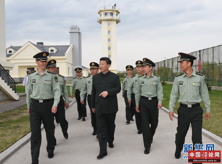5月24日、25日，中共中央总书记、国家主席、中央军委主席习近平亲切看望慰问驻黑龙江部队，代表党中央和中央军委向广大官兵致以诚挚的问候。这是5月24日，习近平视察驻黑瞎子岛边防某团10连，了解连队建设情况。新华社记者 李刚 摄