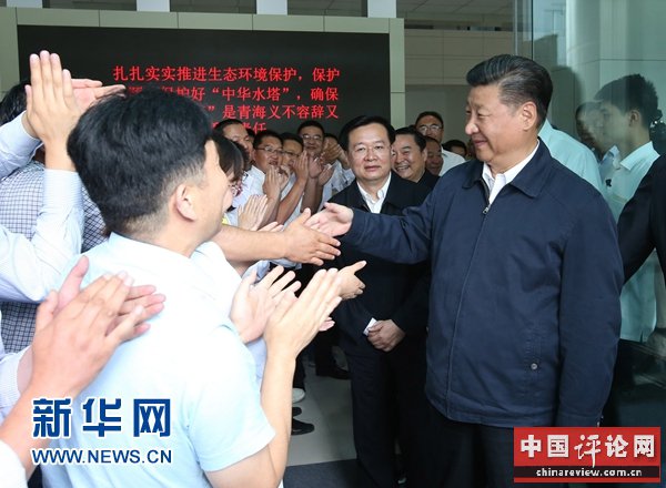 这是8月23日下午，习近平在青海省生态环境监测中心考察。 新华社记者 庞兴雷 摄