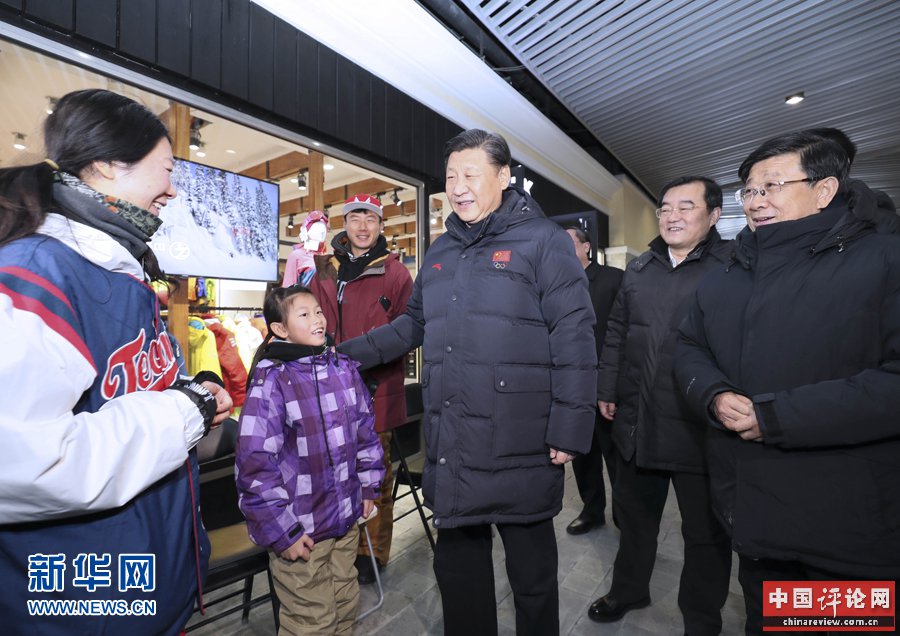 1月23日，中共中央总书记、国家主席、中央军委主席习近平在河北省张家口市考察北京冬奥会筹办工作。这是习近平在云顶滑雪场雪具大厅同游客和滑雪爱好者亲切交谈。新华社记者 兰红光 摄