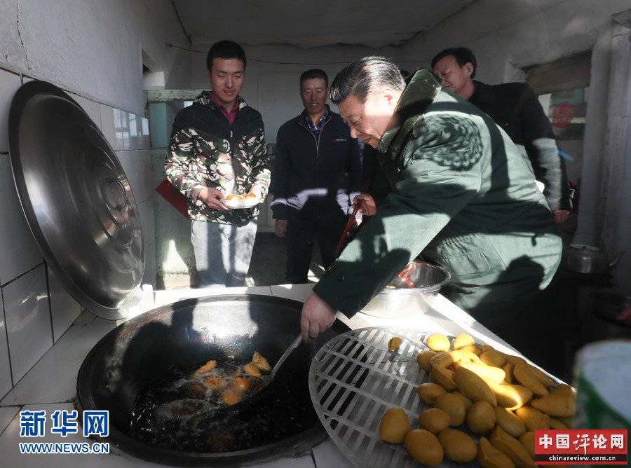 1月24日，中共中央总书记、国家主席、中央军委主席习近平来到河北省张家口市，看望慰问基层干部群众，考察脱贫攻坚工作。这是习近平在张北县小二台镇德胜村村民徐学海家炸年糕。新华社记者 兰红光 摄