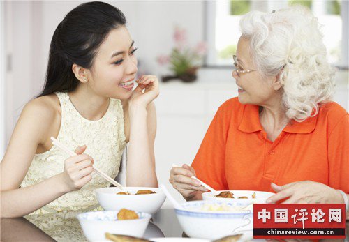 青年 中老年 女 吃饭 母女 亲子 聊天 吃东西_18709741_xxl