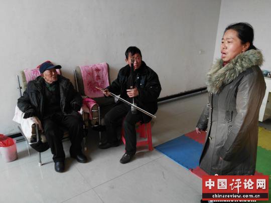 “祁太秧歌”传承人闫续祥一家三口表演“祁太秧歌”。　李新锁 摄