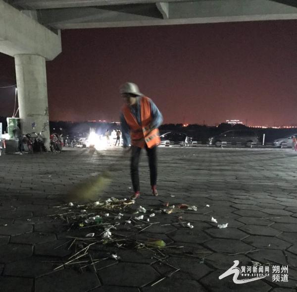 深夜，她们的身影熠熠闪耀