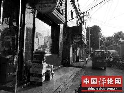 西三环内五塔寺平房区私搭乱建 上百出租院住三千多人