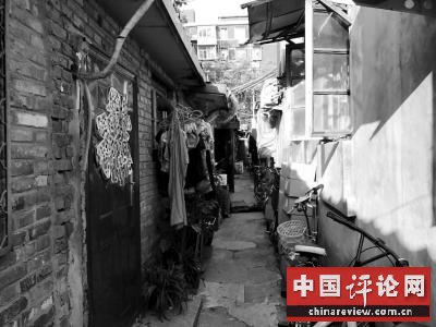 西三环内五塔寺平房区私搭乱建 上百出租院住三千多人