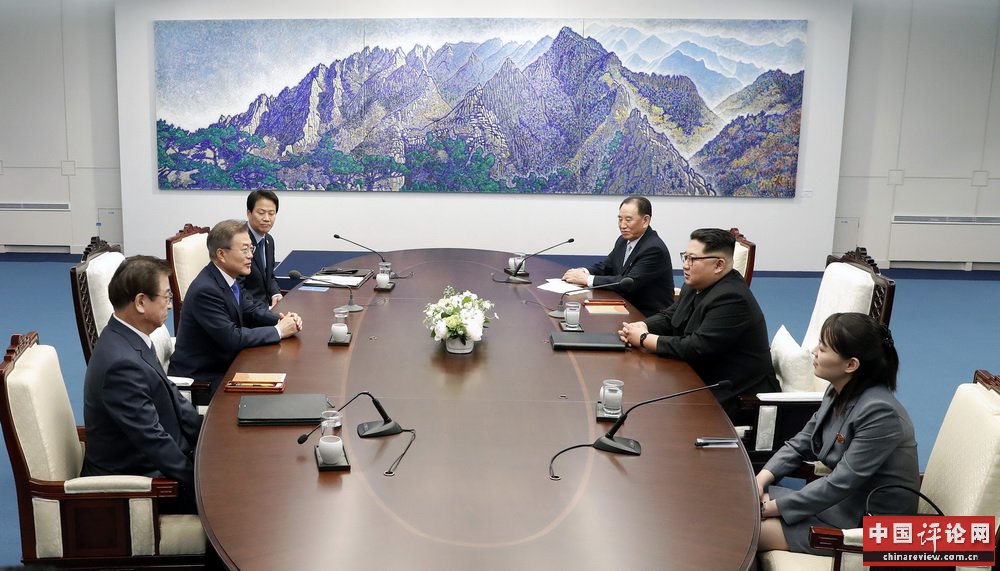 4月27日，韩国总统文在寅（左二）和朝鲜国务委员会委员长金正恩（右二）在板门店举行会晤。新华社发（韩朝首脑会晤媒体报道团供图）