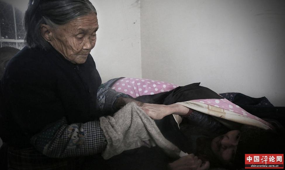 九旬老人胡玉娣与52岁的儿子施小宝