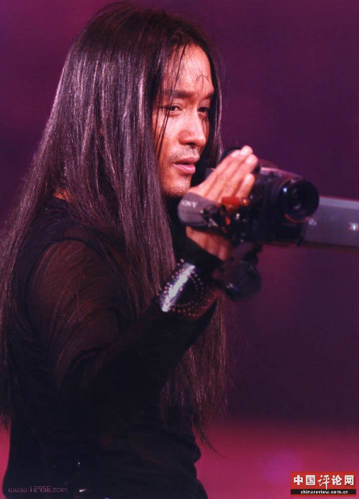 张国荣曾在演唱会现场穿女装，此外，一些著名的男性服装设计师也会穿中性衣服或女装