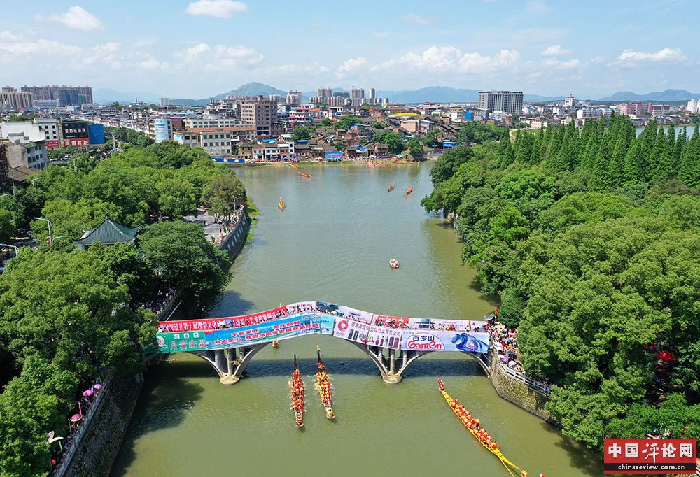 6月2日，人们在潇水河划龙船（无人机拍摄）。