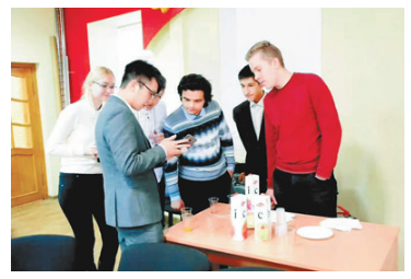 “让留学报国的光荣传统薪火相传”
