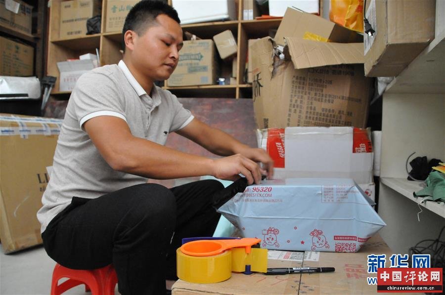 （在习近平新时代中国特色社会主义思想指引下——新时代新作为新篇章·总书记关心的百姓身边事·图文互动）（3）手机成为“新农具”　庄户人变“新店家”——农村电商助力农民丰收