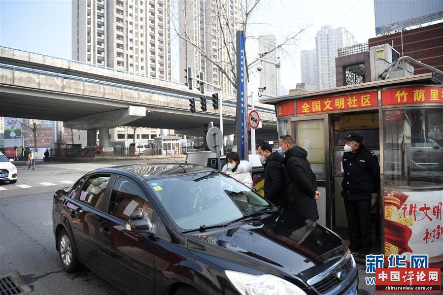 （在习近平新时代中国特色社会主义思想指引下——新时代新作为新篇章·习近平总书记关切事·图文互动）（2）当亿万只手紧握在一起……——战“疫”一线感受中国力量