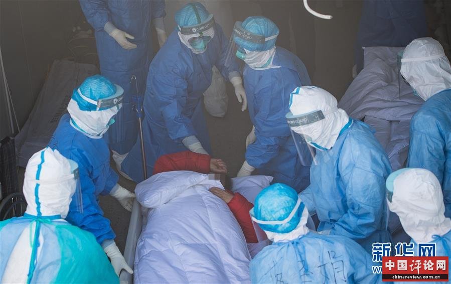 （新华全媒头条·图文互动）（15）和时间拼速度 与死神抢生命——火神山医院重症医学一科里的“生死战” 