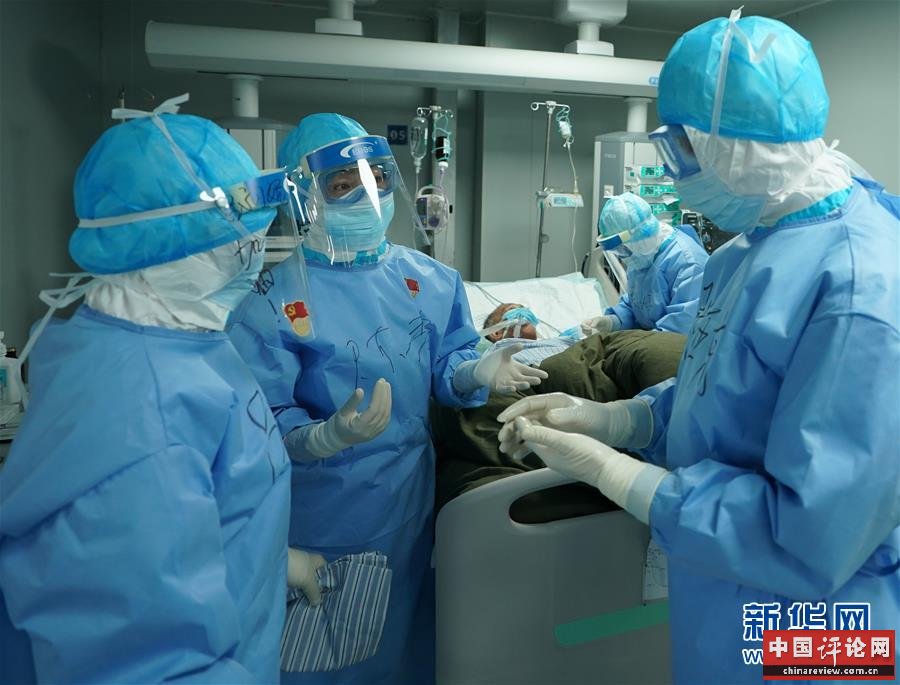 （新华全媒头条·图文互动）（7）和时间拼速度 与死神抢生命——火神山医院重症医学一科里的“生死战” 