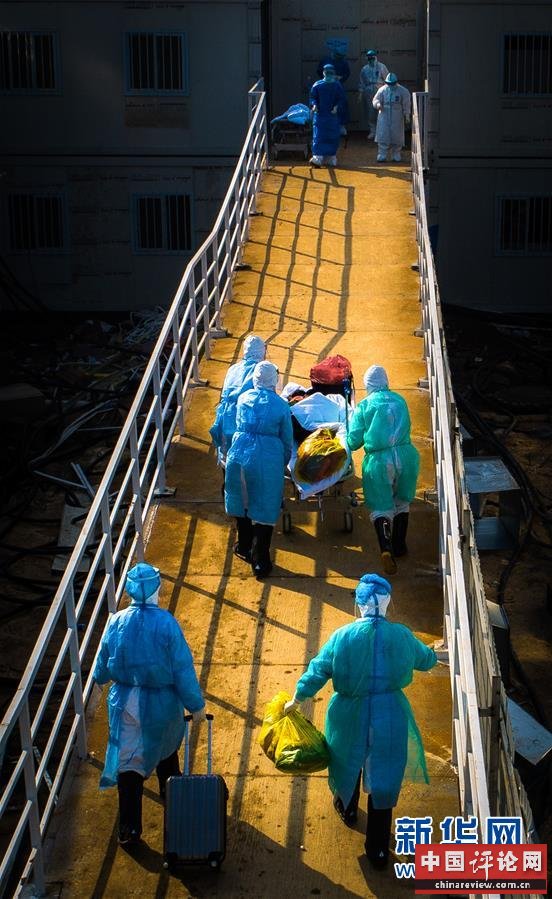 （新华全媒头条·图文互动）（14）和时间拼速度 与死神抢生命——火神山医院重症医学一科里的“生死战” 