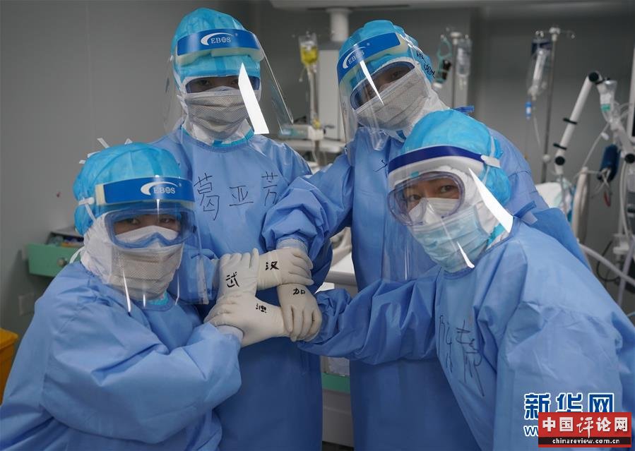 （新华全媒头条·图文互动）（13）和时间拼速度 与死神抢生命——火神山医院重症医学一科里的“生死战” 