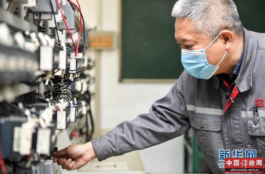 （在习近平新时代中国特色社会主义思想指引下——新时代新作为新篇章·习近平总书记关切事·图文互动）（5）汗水的味道——记录奋战在复工复产一线的劳动者