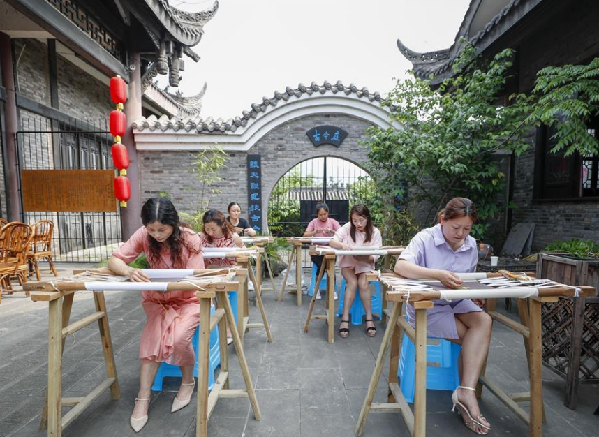 重庆开州：传承非遗汉绣 绘出美好生活