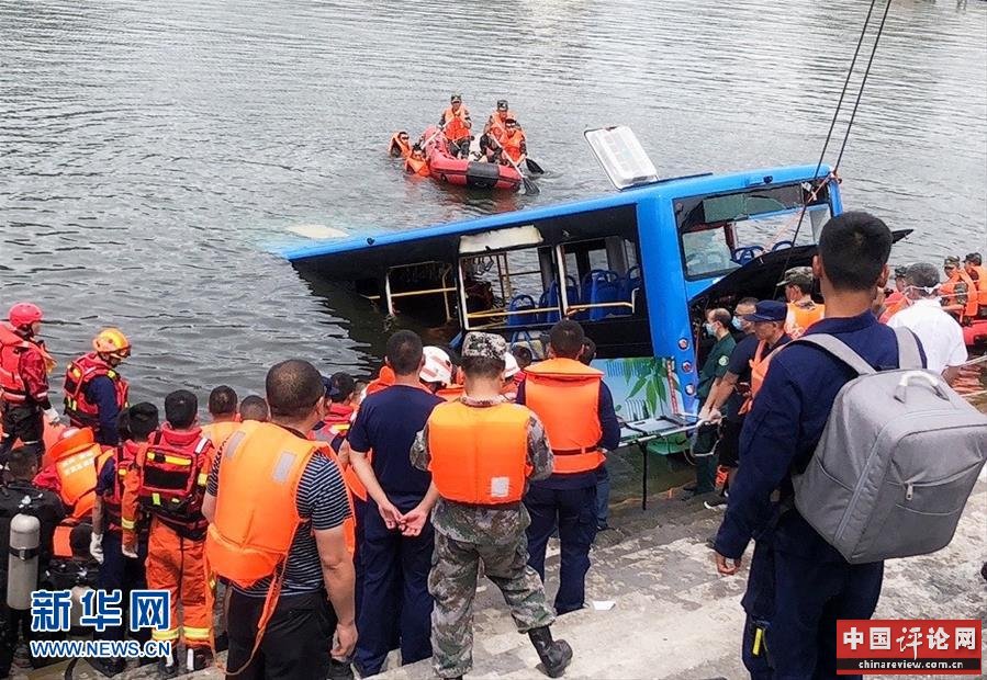 （社会）贵州安顺公交车坠入虹山湖水库致21人死亡15人受伤