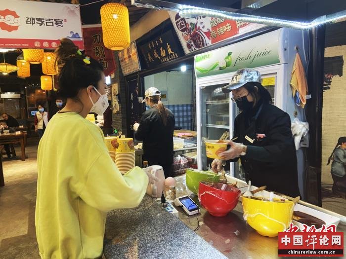 兰州餐饮业恢复堂食见闻：顾客登记用餐点赞公筷制度