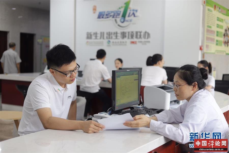 （新华全媒头条·总书记推动的改革身边事·行政体制改革篇·图文互动）（1）特写：追问“一件事”