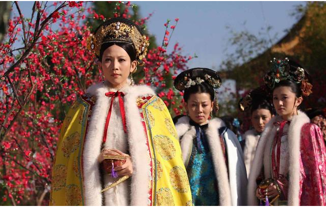 生孩子堪比“整容”，46岁蔡少芬生三胎后模样大变，让人心疼！