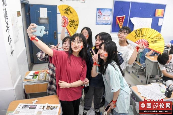 资料图：6月6日，2021年高考前夕，湖南长沙同升湖实验学校高三年级，考生们在教室内合影。 杨华峰 摄